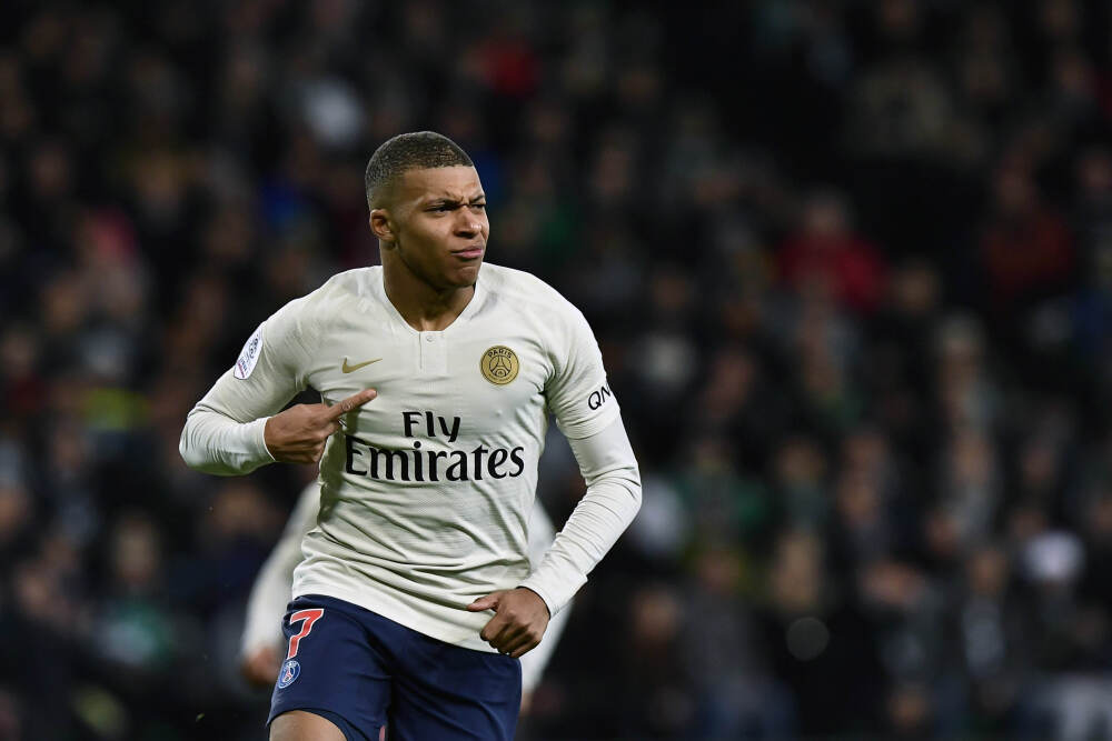 卧安机器人冲“AI家庭第一股”，高增长背后是亚马逊渠道与日本市场的双重枷锁